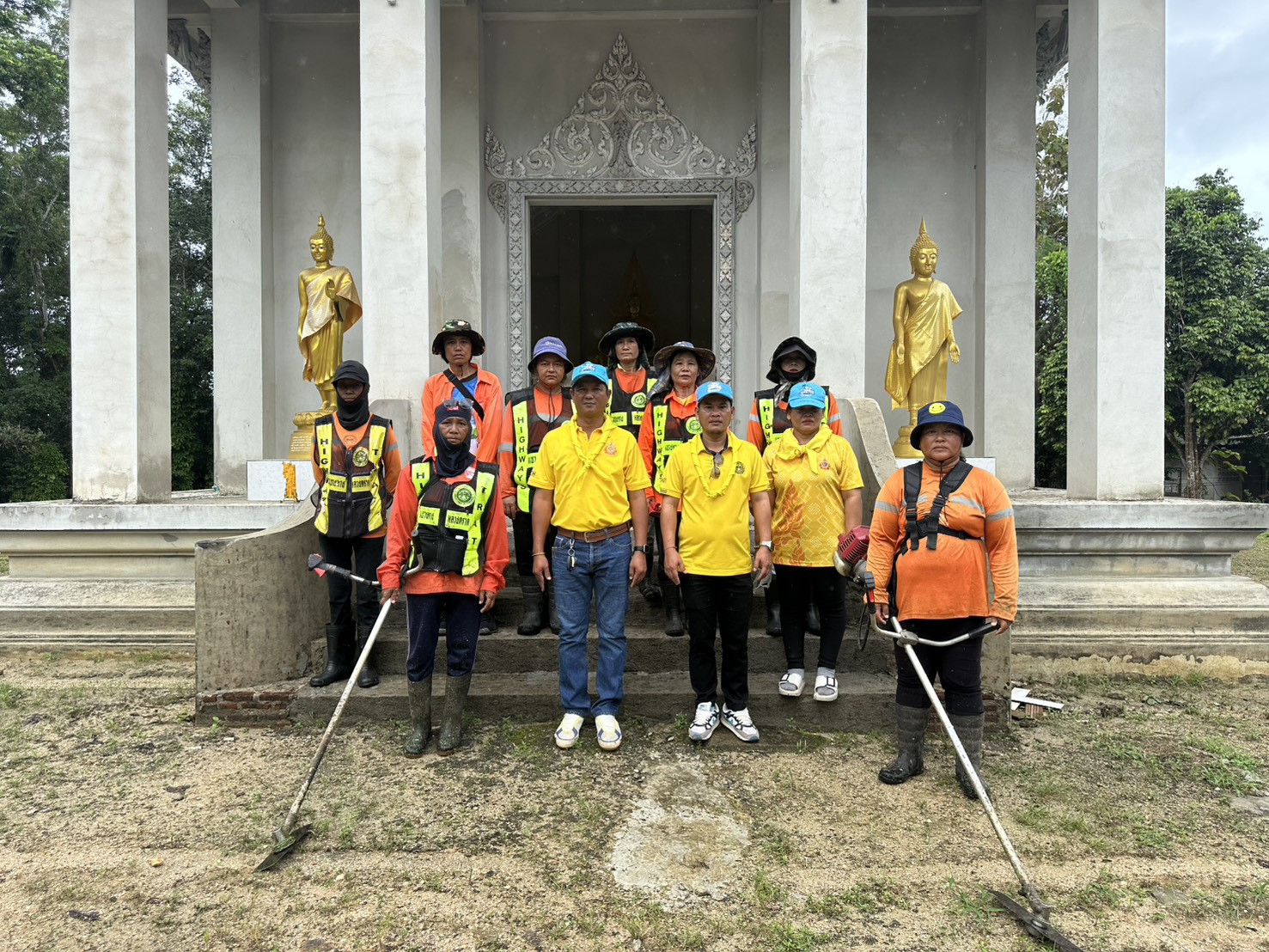 เจ้าหน้าที่เเขวงทางหลวงตราด เข้าร่วมกิจกรรมจิตอาสาปรับปรุงภูมิทัศน์ เเละทำความสะอาด เพื่อถวายพระราชกุศลพระบาทสมเด็จพระปรเมนทร