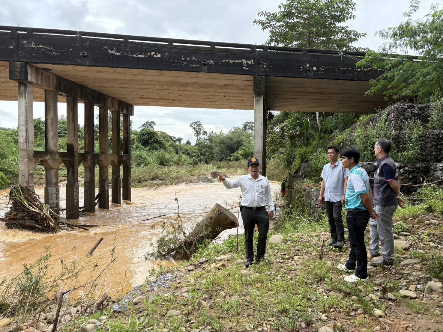 นายชาติชาย พรวนพิทักษ์ ผู้อำนวยการแขวงทางหลวงตราด พร้อมด้วย นายสรวิชญ์ เย่าตัก รองผู้อำนวยการฝ่ายบริหาร นายปริญญา ขาวประเสริฐ